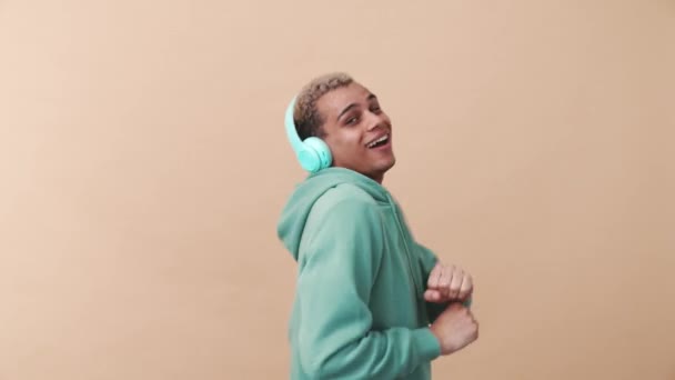 Alegre Hombre Pelo Rizado Con Capucha Azul Escuchando Música Auriculares — Vídeo de stock