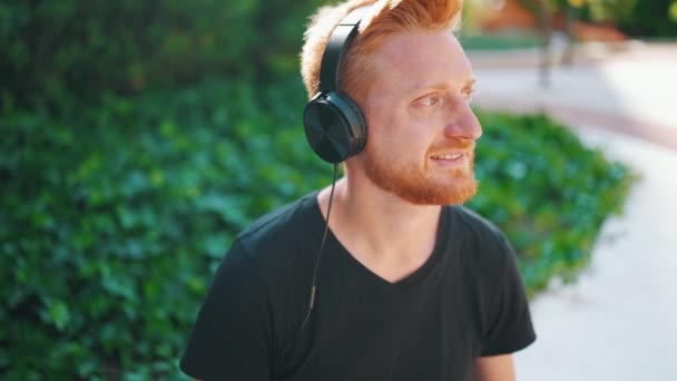 Positieve Man Met Rood Haar Die Muziek Luistert Een Koptelefoon — Stockvideo