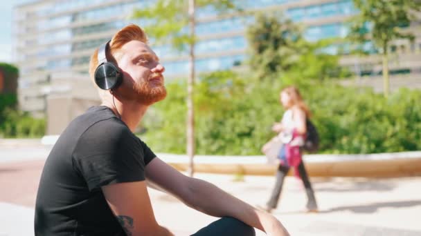 Hombre Pelo Rojo Meditativo Escuchando Música Auriculares Mientras Está Sentado — Vídeos de Stock
