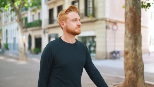 Ziemlich Rothaarige Mann Tourist Fuß Auf Der Straße — Stockvideo