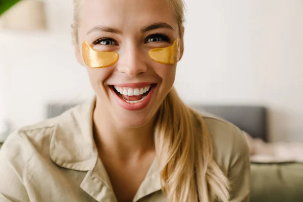 Mujer Blanca Rubia Con Parches Los Ojos Sonriendo Cámara Casa — Foto de Stock