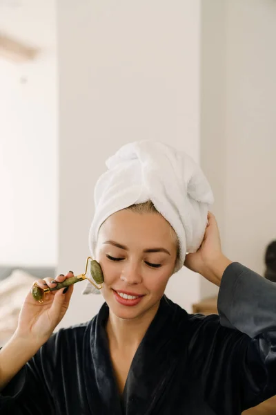 Witte Vrouw Verpakt Handdoek Masseren Gezicht Met Jade Roller Thuis — Stockfoto