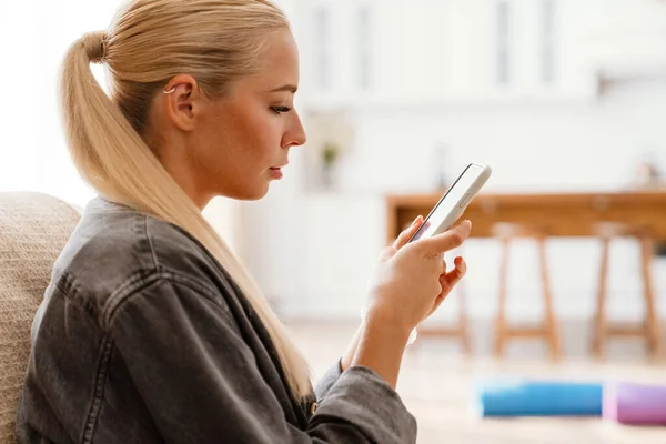 Blond Jong Vrouw Met Behulp Van Mobiele Telefoon Tijdens Het — Stockfoto