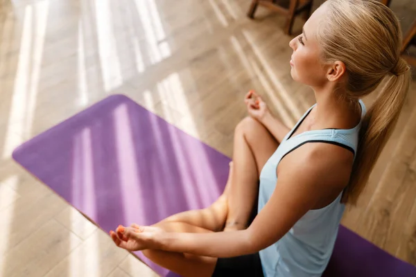 ブロンド若いです女性Mediting中にヨガ練習で家 — ストック写真