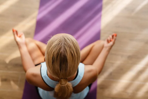 Blonde Junge Frau Meditiert Während Yoga Praxis Hause — Stockfoto