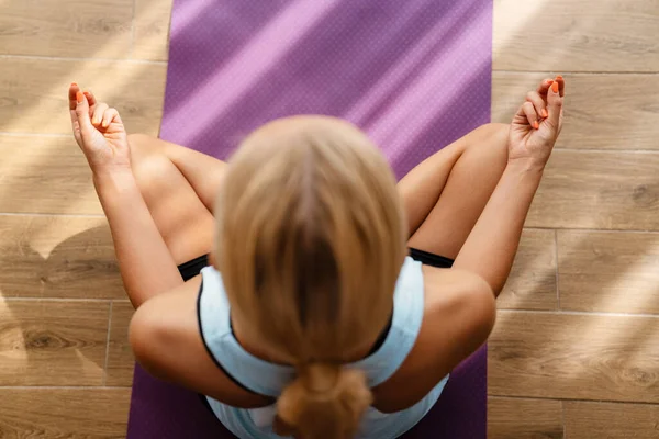 Mujer Joven Rubia Meditando Durante Práctica Yoga Casa — Foto de Stock