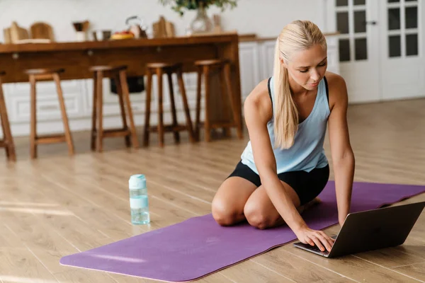 Blond Ung Kvinna Som Använder Laptop Yogautövandet Hemma — Stockfoto