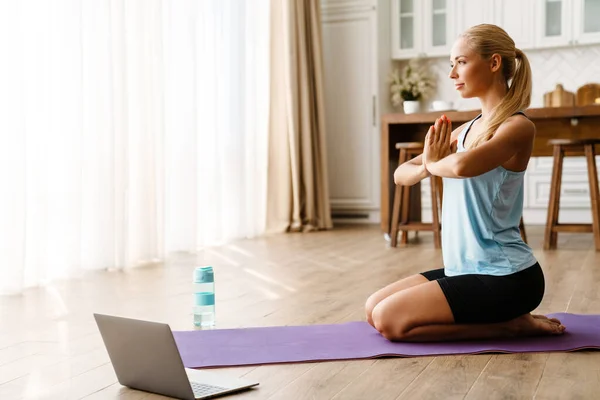 Blond Ung Kvinna Som Använder Laptop Yogautövandet Hemma — Stockfoto