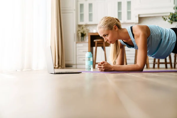 Mujer Joven Rubia Usando Portátil Durante Práctica Yoga Casa — Foto de Stock