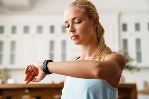 Blonde Young Woman Using Smartwatch Workout Home — Stock Photo, Image