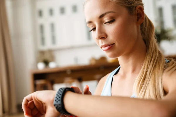 Blond Ung Kvinna Använder Smartwatch Träningen Hemma — Stockfoto