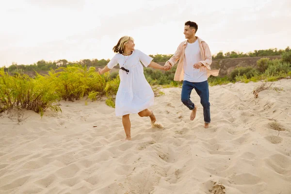 Multiracial Par Ler Och Håller Hand När Kör Sommaren Stranden — Stockfoto