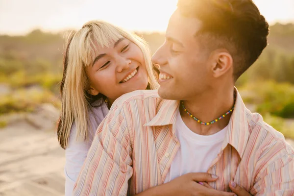 Vielrassiges Paar Lächelt Und Umarmt Sich Beim Spazierengehen Sommerstrand — Stockfoto