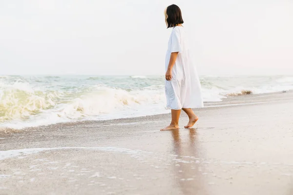 Giovane Donna Vestita Guardando Mare Durante Passeggiate Sulla Spiaggia Estiva — Foto Stock