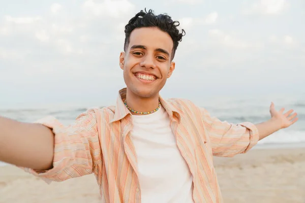 Mladý Muž Středního Východu Gestikuluje Při Focení Selfie Letní Pláži — Stock fotografie