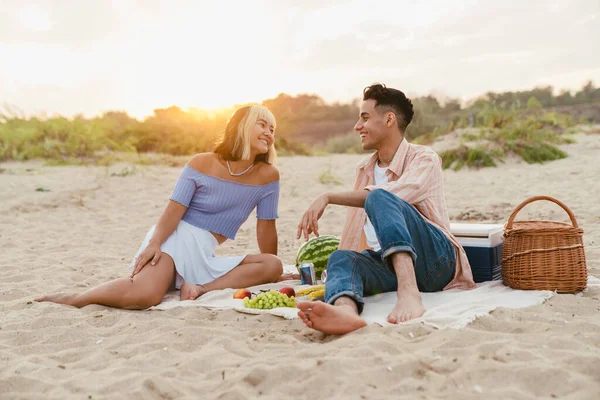 Vielrassiges Paar Lächelt Und Redet Beim Picknick Sommerstrand — Stockfoto