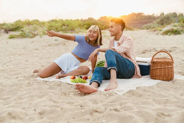 Vielrassiges Paar Lächelt Und Gestikuliert Beim Picknick Sommerstrand — Stockfoto