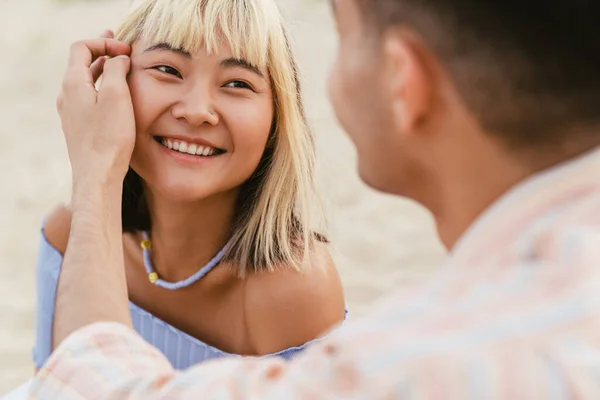 Yaz Plajında Birbirine Gülümseyen Çok Irklı Genç Bir Çift — Stok fotoğraf