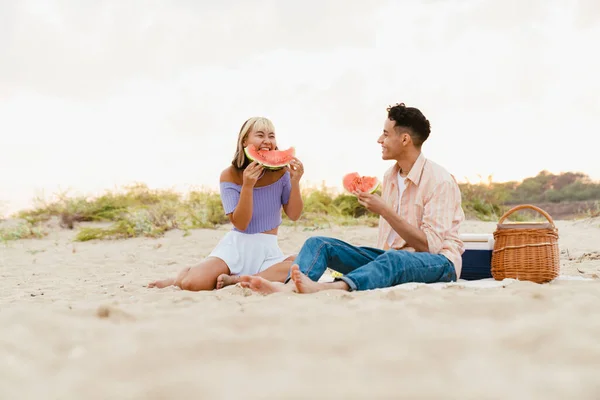 Vielrassiges Junges Paar Isst Wassermelone Beim Picknick Sommerstrand — Stockfoto