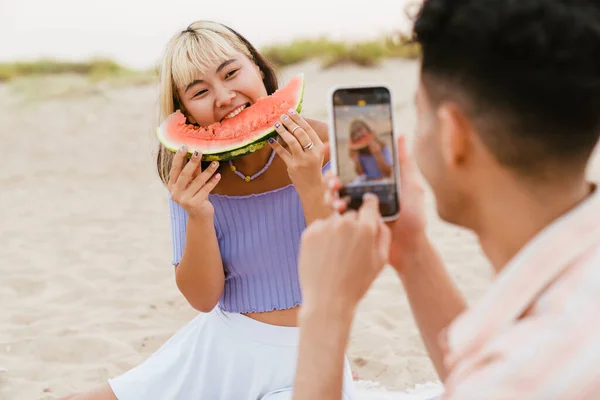 Mladý Muž Fotografování Jeho Přítelkyně Během Pikniku Letní Pláži — Stock fotografie