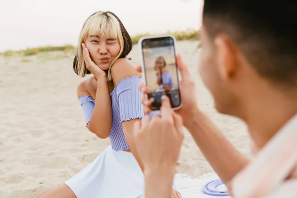 Ung Man Tar Foto Sin Flickvän Picknick Sommaren Stranden — Stockfoto