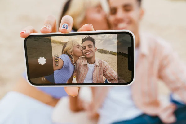 Unga Multiracial Par Tar Selfie Foto Mobiltelefon Sommaren Stranden — Stockfoto