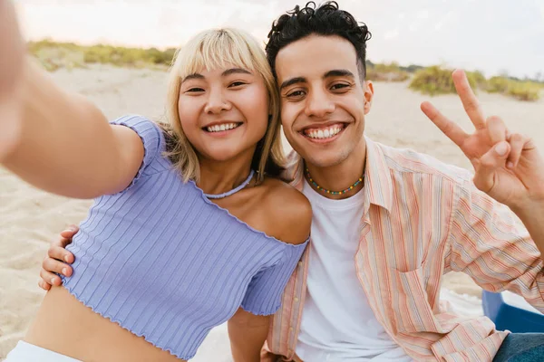 Junges Multirassisches Paar Gestikuliert Und Macht Selfie Foto Sommerstrand — Stockfoto