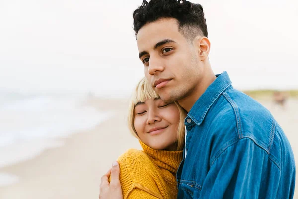 Multiracial Junges Paar Umarmt Sich Während Strand Spaziert — Stockfoto