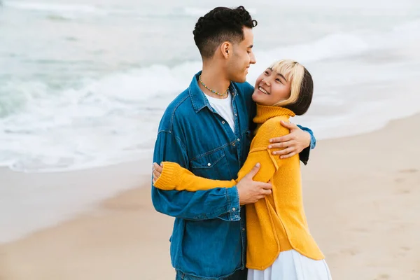 Vielrassiges Junges Paar Lächelt Und Umarmt Sich Strand — Stockfoto