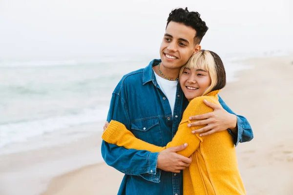 Vielrassiges Junges Paar Lächelt Und Umarmt Sich Strand — Stockfoto