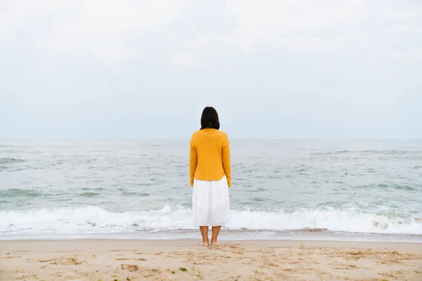 Young Woman Wearing Sweater Looking Sea Walking Beach — Stock Photo, Image