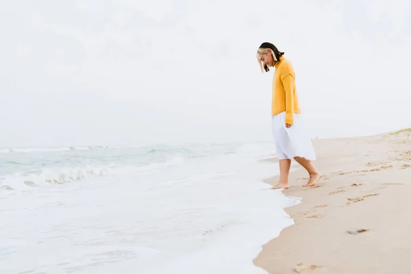 Young Asian Woman Wearing Sweater Smiling Walking Beach — Stock Photo, Image
