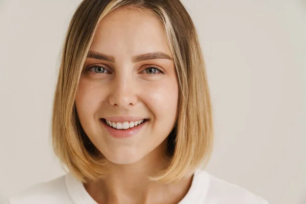 Joven Mujer Rubia Sonriendo Mientras Mira Cámara Aislada Sobre Fondo — Foto de Stock