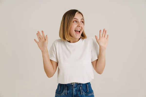 Mujer Rubia Joven Gritando Mientras Gesticulaba Cámara Aislada Sobre Fondo —  Fotos de Stock