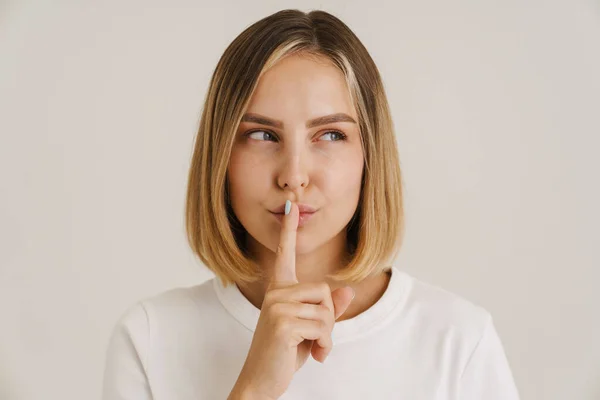 Mujer Rubia Joven Mirando Lado Mientras Muestra Gesto Silencio Aislado — Foto de Stock