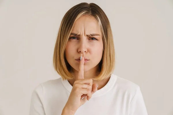 Jonge Blonde Vrouw Fronsen Terwijl Het Tonen Van Stilte Gebaar — Stockfoto