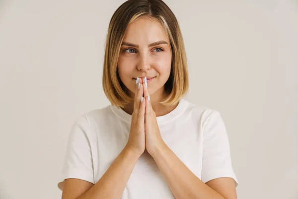 Junge Blonde Frau Lächelt Während Sie Die Handflächen Isoliert Vor — Stockfoto