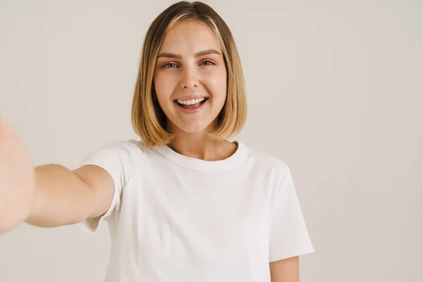 Νεαρή Ξανθιά Γυναίκα Χαμογελά Βγάζοντας Selfie Φωτογραφία Απομονωμένη Λευκό Φόντο — Φωτογραφία Αρχείου