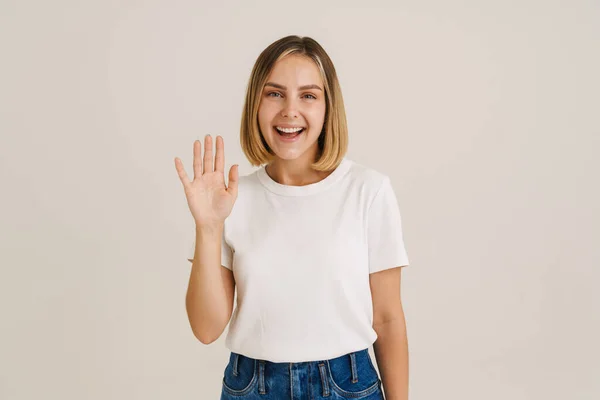 Jovem Mulher Loira Sorrindo Enquanto Acena Mão Para Câmera Isolada — Fotografia de Stock