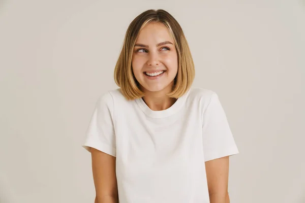 Νεαρή Ξανθιά Γυναίκα Shirt Γέλιο Ενώ Κοιτάζοντας Στην Άκρη Απομονωμένη — Φωτογραφία Αρχείου