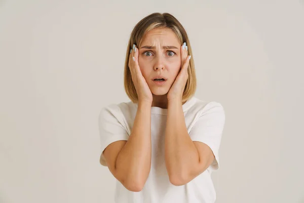 Jovem Loira Shirt Expressando Surpresa Com Câmera Isolada Sobre Fundo — Fotografia de Stock