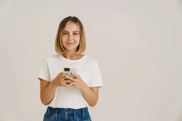 Mladá Blondýna Žena Úsměvem Při Použití Mobilního Telefonu Izolované Přes — Stock fotografie