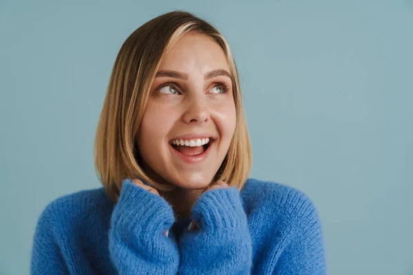 Jovem Loira Vestindo Suéter Sorrindo Olhando Para Lado Isolado Sobre — Fotografia de Stock