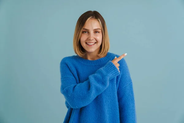 Genç Sarışın Kadın Gülümserken Mavi Arka Planda Yalnız Bir Şekilde — Stok fotoğraf