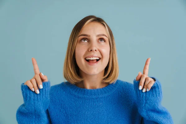 Junge Blonde Frau Lächelt Während Sie Vor Blauem Hintergrund Vereinzelt — Stockfoto