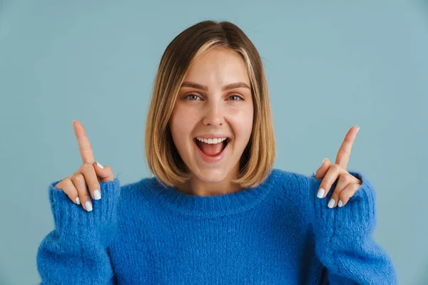 Genç Sarışın Kadın Gülümserken Mavi Arka Planda Izole Edilmiş Parmakları — Stok fotoğraf
