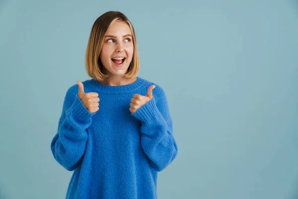 Jong Blond Vrouw Glimlachen Terwijl Tonen Duimen Omhoog Geïsoleerd Blauwe — Stockfoto