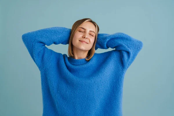 Young Blonde Woman Smiling While Posing Hands Head Isolated Blue — ストック写真