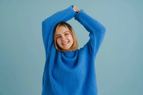 Young Blonde Woman Smiling While Posing Hands Isolated Blue Background — ストック写真
