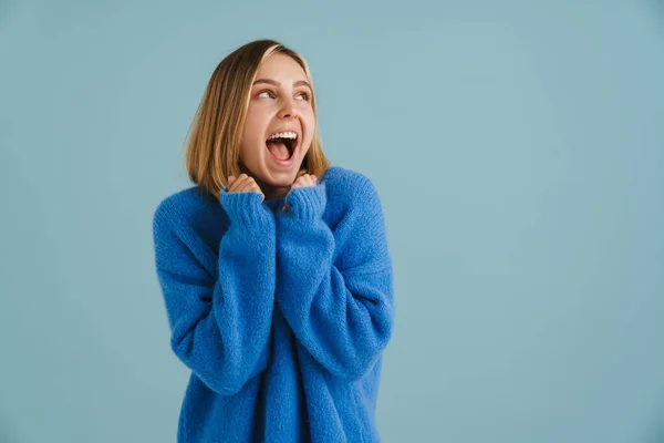 Junge Blonde Frau Schreit Während Sie Vereinzelt Die Fäuste Vor — Stockfoto